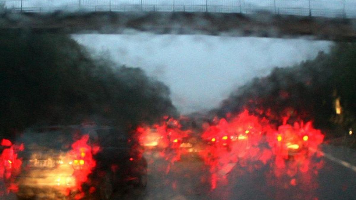 Kein Durchblick: Regen behindert die Sicht und verändert das Fahrverhalten des Wagens. Schnee übrigens auch.  (Foto)
