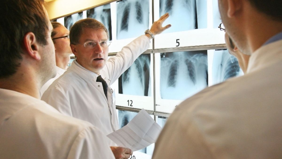 Rätselraten über Röntgenbildern: Herzchirurg und Klinikdirektor Thorsten Wahlers testet sein Team. (Foto)