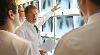 Rätselraten über Röntgenbildern: Herzchirurg und Klinikdirektor Thorsten Wahlers testet sein Team.