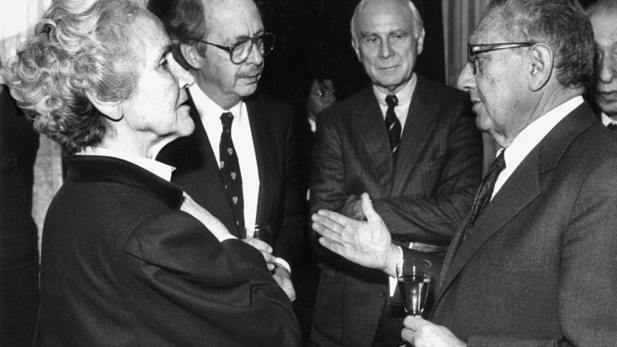 Vertieft ins Gespräch: Marion Gräfin Dönhoff mit Henry Kissinger (r.), Vicco von Bülow (2. v. r.) und Ralf Dahrendorf. (Foto)
