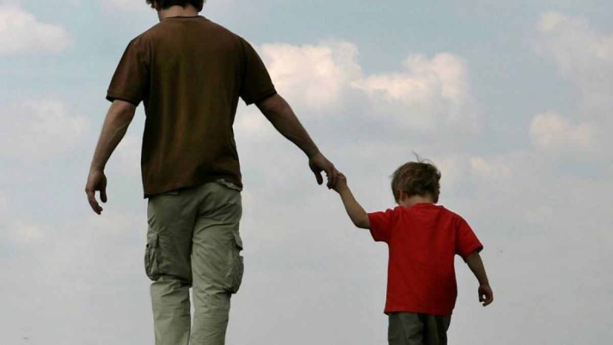 Für getrennte Väter ist es nicht immer leicht, ihre Kinder an die Hand zu nehmen. (Foto)