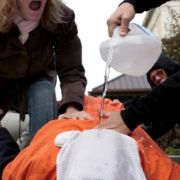 Menschenrechtsaktivisten demonstrierten 2007 in Washington an einem Freiwilligen das simulierte Ertränken, das sogenannte Waterboarding. Menschenrechtsaktivisten demonstrierten 2007 in Washington an einem Freiwilligen das simulierte Ertränken, das sogenannte Waterboarding.
