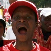 Demonstranten bekundeten bei einer landesweiten Demonstration in Johannesburg ihre Solidarität zu den Flüchtlingen aus Simbabwe. Demonstranten bekundeten bei einer landesweiten Demonstration in Johannesburg ihre Solidarität zu den Flüchtlingen aus Simbabwe.