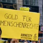 Amnesty-Hochschulgruppen demonstrierten 2008 gegen Menschenrechtsverletzungen in China. Amnesty-Hochschulgruppen demonstrierten 2008 gegen Menschenrechtsverletzungen in China.