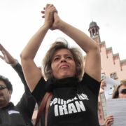 In Deutschland lebende Iraner demonstrierten auf dem Römerberg in Frankfurt am Main gegen die Gewalt und Unterdrückung im Iran. In Deutschland lebende Iraner demonstrierten auf dem Römerberg in Frankfurt am Main gegen die Gewalt und Unterdrückung im Iran.