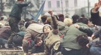 Im Herbst 1989 eskaliert der Widerstand gegen Ceausescus rote Despotie. Im Land herrschen chaotische Zustände. Rivalisierende Gruppen liefern sich Straßenschlachten.