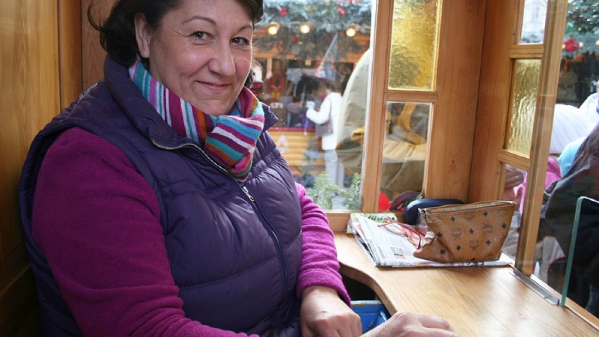 Andrea Schubert mag ihren Arbeitsplatz auf dem Striezelmarkt. (Foto)
