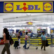 Lidl ist mit geschätzten 45 Milliarden Euro Umsatz die Nummer zwei am Markt, der Leumund ist zugleich nicht der Beste. Lidl ist mit geschätzten 45 Milliarden Euro Umsatz die Nummer zwei am Markt, der Leumund ist zugleich nicht der Beste.