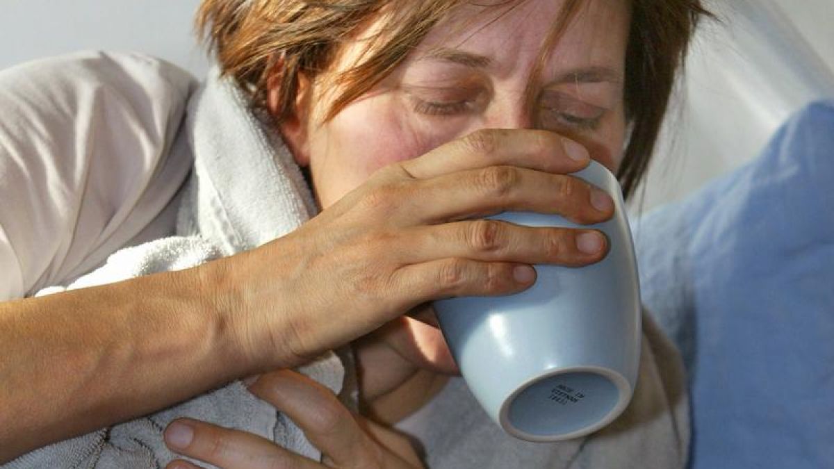 Wer Fieber hat, muss sich nicht zwangsläufig ins Bett legen - wichtig ist aber ausreichendes Trinken. Kreislaufbelastungen sollten Erkrankte jedoch vermeiden. (Foto)