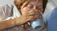Wer Fieber hat, muss sich nicht zwangsläufig ins Bett legen - wichtig ist aber ausreichendes Trinken. Kreislaufbelastungen sollten Erkrankte jedoch vermeiden.