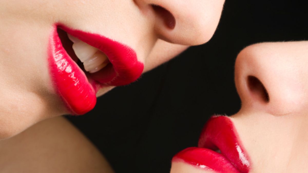 Rote Lippen soll man küssen - aber gepflegt müssen sie sein. (Foto)