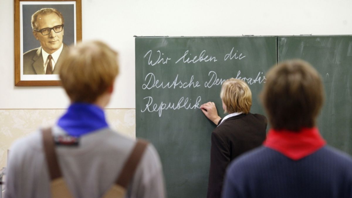 Eine nachgestellte DDR-Schulstunde im Schulmuseum Leipzig. (Foto)