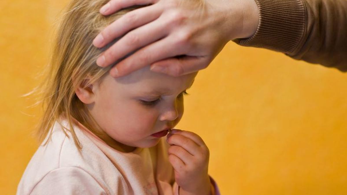 Fieber kann bei Kindern durchaus auf eine ernsthafte Erkrankung hinweisen:wie etwaMeningokokken. (Foto)