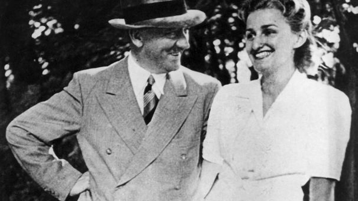 Ein seltenes Bild: Eva Braun und Adolf Hitler ganz privat. Ort und Zeit des Fotos sind nicht bekannt. (Foto)