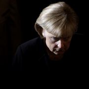 Nach einer Trauerfeier für in Afghanistan gefallene Soldaten im April 2010 verlässt Merkel die Kirche im niedersächsischen Selsingen. Nach einer Trauerfeier für in Afghanistan gefallene Soldaten im April 2010 verlässt Merkel die Kirche im niedersächsischen Selsingen.