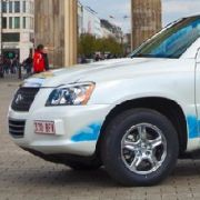 Toyota hatzwei stattliche SUV in die Berliner Holzmarktstraße geschickt. Die Fahrzeuge haben bereits einige Tausend Testkilometer in den USA zurückgelegt. Jetzt sollen die komfortablen Dickschiffe, bei denen nichts als Wasserdampf aus dem Auspuffrohr ent Toyota hatzwei stattliche SUV in die Berliner Holzmarktstraße geschickt. Die Fahrzeuge haben bereits einige Tausend Testkilometer in den USA zurückgelegt. Jetzt sollen die komfortablen Dickschiffe, bei denen nichts als Wasserdampf aus dem Auspuffrohr ent