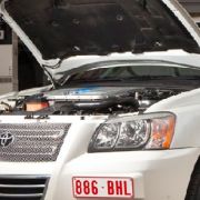 ... sogar am kältesten Tag des vergangenen deutschen Super-Winters habe man die Testfahrzeuge bei minus 37 Grad verlässlich starten können, beteuert Toyotas Technik- Experte Dirk Breuer. Mehr als zehn Jahre Erfahrung mit dem elektrischen System des Prius ... sogar am kältesten Tag des vergangenen deutschen Super-Winters habe man die Testfahrzeuge bei minus 37 Grad verlässlich starten können, beteuert Toyotas Technik- Experte Dirk Breuer. Mehr als zehn Jahre Erfahrung mit dem elektrischen System des Prius