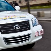 Zudem verbraucht die aktuelle Version des Brennstoffzellenfahrzeugs rund ein Viertel weniger Wasserstoff als das Vorgängermodell. Bei der Effizienzsteigerung profitieren die Toyota-Entwickler vom Know-how, das sich der Konzern inzwischen bei der Entwicklu Zudem verbraucht die aktuelle Version des Brennstoffzellenfahrzeugs rund ein Viertel weniger Wasserstoff als das Vorgängermodell. Bei der Effizienzsteigerung profitieren die Toyota-Entwickler vom Know-how, das sich der Konzern inzwischen bei der Entwicklu