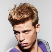 In der Herrenmode geben sich die neuen Short Cuts lässig-rebellisch. Unterschiedliche Längen erzeugen Unruhe und gewollte Brüche. In der Herrenmode geben sich die neuen Short Cuts lässig-rebellisch. Unterschiedliche Längen erzeugen Unruhe und gewollte Brüche.