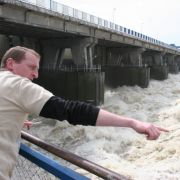 Staudamm bei Wloclawek, Zentralpolen: Die Staustufe lässt pro Sekunde 5500 Kubikzentimeter Wasser hindurch. Staudamm bei Wloclawek, Zentralpolen: Die Staustufe lässt pro Sekunde 5500 Kubikzentimeter Wasser hindurch.