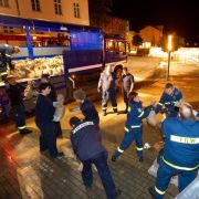 Einsatzkräfte der Feuerwehr und des Technischen Hilfswerkes legen am Mittwoch in Frankfurt (Oder) Sandsäcke auf Deckel von Kanalisationsanlagen, durch die sonst das Grundwasser aufsteigen könnte. Der Flutscheitel wird nun laut Innenministerium für Donners Einsatzkräfte der Feuerwehr und des Technischen Hilfswerkes legen am Mittwoch in Frankfurt (Oder) Sandsäcke auf Deckel von Kanalisationsanlagen, durch die sonst das Grundwasser aufsteigen könnte. Der Flutscheitel wird nun laut Innenministerium für Donners