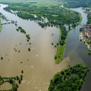 Vom Flugzeug aus wird am Mittwoch deutlich, wie weit die Oder schon über die Ufer getreten ist. Die höchsten Alarmstufe 4 wird in Ratzdorf ausgerufen. Vom Flugzeug aus wird am Mittwoch deutlich, wie weit die Oder schon über die Ufer getreten ist. Die höchsten Alarmstufe 4 wird in Ratzdorf ausgerufen.