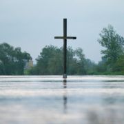 Ein großes Holzkreuz markiert die Mündung der Neiße in die Oder im brandenburgischen Ratzdorf (Oder-Spree). Das Kreuz steht normalerweise an Land. Jetzt ragt es aus dem Hochwasser. Ein großes Holzkreuz markiert die Mündung der Neiße in die Oder im brandenburgischen Ratzdorf (Oder-Spree). Das Kreuz steht normalerweise an Land. Jetzt ragt es aus dem Hochwasser.