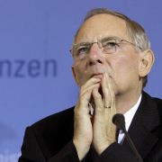 Wolfgang Schäuble, der derzeit nur die maroden Finanzen Deutschlands im Kopf hat, war schon einmal als Kandidat für das Amt des Staatsoberhaupts im Gespräch. 2004 scheiterte er aber am Widerstand der FDP. Wolfgang Schäuble, der derzeit nur die maroden Finanzen Deutschlands im Kopf hat, war schon einmal als Kandidat für das Amt des Staatsoberhaupts im Gespräch. 2004 scheiterte er aber am Widerstand der FDP.