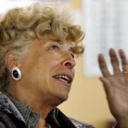 Ob die Opposition Gesine Schwan wieder aufstellt? Die frühere Präsidentin der Viadrina-Universität in Frankfurt hat schon einmal nur äußerst knapp gegen Horst Köhler verloren. Sie ist als starke Kämpferin bekannt und wäre für die Koalition, die die Mehrhe Ob die Opposition Gesine Schwan wieder aufstellt? Die frühere Präsidentin der Viadrina-Universität in Frankfurt hat schon einmal nur äußerst knapp gegen Horst Köhler verloren. Sie ist als starke Kämpferin bekannt und wäre für die Koalition, die die Mehrhe