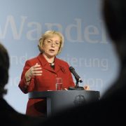 Und noch eine Frau: Neben Annette Schavan wird die Migrationsbeauftragte Maria Böhmer (CDU) als Kandidatin der Union gehandelt. Doch sie gilt bisher eher als unbekannt und wird es schwer haben, die nötigen Stimmen hinter sich zu versammeln. Und noch eine Frau: Neben Annette Schavan wird die Migrationsbeauftragte Maria Böhmer (CDU) als Kandidatin der Union gehandelt. Doch sie gilt bisher eher als unbekannt und wird es schwer haben, die nötigen Stimmen hinter sich zu versammeln.