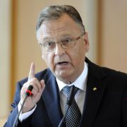 Vielleicht schlägt die CSU Hans-Jürgen Papier vor. Der Staatsrechtler war bisher Präsident des Bundesverfassungsgerichtes und stünde zur Verfügung. Vielleicht schlägt die CSU Hans-Jürgen Papier vor. Der Staatsrechtler war bisher Präsident des Bundesverfassungsgerichtes und stünde zur Verfügung.
