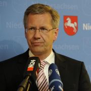 Noch ein Kandidat der Union: Niedersachsens Ministerpräsident Christian Wulff (CDU). Sein Vorteil: Er hat viel Sympathien in der Partei und auch in der Bevölkerung. Noch ein Kandidat der Union: Niedersachsens Ministerpräsident Christian Wulff (CDU). Sein Vorteil: Er hat viel Sympathien in der Partei und auch in der Bevölkerung.