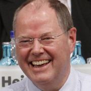 Hat er am Ende gut lachen? In SPD-Kreisen wird der ehemalige Bundesfinanzminister und frühere NRW-Ministerpräsident Peer Steinbrück als Kandidat gehandelt. Ein Mann mit Humor und sprachlicher Kraft, sagen seine Fürsprecher. Hat er am Ende gut lachen? In SPD-Kreisen wird der ehemalige Bundesfinanzminister und frühere NRW-Ministerpräsident Peer Steinbrück als Kandidat gehandelt. Ein Mann mit Humor und sprachlicher Kraft, sagen seine Fürsprecher.