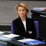 Verlässt sie die Regierungsbank im Bundestag? Arbeitsministerin Ursula von der Leyen ist laut Zeitungsberichten eine favorisierte Kandidatin der CDU-Führung. Ihr könnten sogar Stimmen aus der Opposition zufallen, spekuliert die Leipziger Volkszeitung Verlässt sie die Regierungsbank im Bundestag? Arbeitsministerin Ursula von der Leyen ist laut Zeitungsberichten eine favorisierte Kandidatin der CDU-Führung. Ihr könnten sogar Stimmen aus der Opposition zufallen, spekuliert die Leipziger Volkszeitung