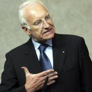Von Brüssel nach Bellevue? Auch über eine Rückkehr von Ex-Ministerpräsident Edmund Stoiber wird gemutmaßt. Ihn würde vor allen Dingen der CSU-Vorstand gerne im Amt des Bundespräsidenten sehen. Von Brüssel nach Bellevue? Auch über eine Rückkehr von Ex-Ministerpräsident Edmund Stoiber wird gemutmaßt. Ihn würde vor allen Dingen der CSU-Vorstand gerne im Amt des Bundespräsidenten sehen.