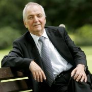 Ebenfalls nicht mehr aktiv in der Politik aber ungemein erfahren: Ex-Umweltminister Klaus Töpfer. Der CDU-Politiker wurde von dem Politologen Gerd Langguth ins Spiel gebracht. Ebenfalls nicht mehr aktiv in der Politik aber ungemein erfahren: Ex-Umweltminister Klaus Töpfer. Der CDU-Politiker wurde von dem Politologen Gerd Langguth ins Spiel gebracht.