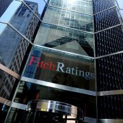 Die beiden größten Rating-Agenturen der Welt sind Standard Poor's und Moody's. Beide haben ihren Sitz in den USA. Der dritte große Wettbewerber ist die britische Agentur Fitch Ratings aus London. Die beiden größten Rating-Agenturen der Welt sind Standard Poor's und Moody's. Beide haben ihren Sitz in den USA. Der dritte große Wettbewerber ist die britische Agentur Fitch Ratings aus London.