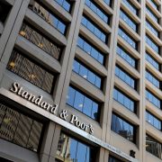 Der Enron-Skandal im Jahr 2001 rückte die Rating-Agenturen zum ersten Mal in die Öffentlichkeit. Die Analysten von Standard Poor's bescheinigten noch fünf Tage vor dem Zusammenbruch des Energieriesen dem Konzern eine ausgezeichnete Bonität. Der Enron-Skandal im Jahr 2001 rückte die Rating-Agenturen zum ersten Mal in die Öffentlichkeit. Die Analysten von Standard Poor's bescheinigten noch fünf Tage vor dem Zusammenbruch des Energieriesen dem Konzern eine ausgezeichnete Bonität.