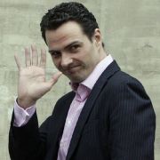 Der als Milliardenzocker bekanntgewordene Börsenhändler Jérôme Kerviel muss sich ab dem 8. Juni 2010 vor einem Pariser Gericht verantworten. Der als Milliardenzocker bekanntgewordene Börsenhändler Jérôme Kerviel muss sich ab dem 8. Juni 2010 vor einem Pariser Gericht verantworten.