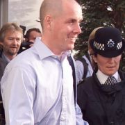 ... In der Haft erkrankte Leeson an Krebs, der er nach eigenen Angaben aber heute besiegt hat. Im Juli 1999 wurde er nach vier Jahren Haft freigelassen. Das Bild zeigt, wie er am Londoner Flughafen Heathrow ankommt. ... In der Haft erkrankte Leeson an Krebs, der er nach eigenen Angaben aber heute besiegt hat. Im Juli 1999 wurde er nach vier Jahren Haft freigelassen. Das Bild zeigt, wie er am Londoner Flughafen Heathrow ankommt.