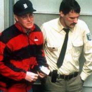 1995 wird der britischer Börsenhändler Nick Leeson am Flughafen Frankfurt am Main festgenommen, kurz danach nach Singpur ausgeliefert und dort zu wegen Betrugs in Milliardenhöhe zu sechseinhalb Jahren Haft verurteilt. Er hatte dort als Händler der traditi 1995 wird der britischer Börsenhändler Nick Leeson am Flughafen Frankfurt am Main festgenommen, kurz danach nach Singpur ausgeliefert und dort zu wegen Betrugs in Milliardenhöhe zu sechseinhalb Jahren Haft verurteilt. Er hatte dort als Händler der traditi