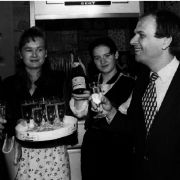 Vom Chef nicht gern gesehen, aber meistens geduldet: Ein Sektchen zum Abschied, Geburtstag und zur Hochzeit. Vom Chef nicht gern gesehen, aber meistens geduldet: Ein Sektchen zum Abschied, Geburtstag und zur Hochzeit.
