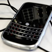 Weil sie ihr Handy im Büro aufgeladen haben, wurden tatsächlich schon Menschen gefeuert. Die Angestellte einer IT-Firma flog für dieses Vergehen. Weil sie ihr Handy im Büro aufgeladen haben, wurden tatsächlich schon Menschen gefeuert. Die Angestellte einer IT-Firma flog für dieses Vergehen.
