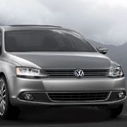 Die Zeiten, als der VW Jetta ein Golf mit Anhang war, gehören der Vergangenheit an. Mit dem neuen Modell darf man problemlos auch in Deutschland mit einem Jetta vorfahren, ohne dass einem hellgraue Jacken mit Tunnelzug und Gesundheitsschuhe angedichtet we Die Zeiten, als der VW Jetta ein Golf mit Anhang war, gehören der Vergangenheit an. Mit dem neuen Modell darf man problemlos auch in Deutschland mit einem Jetta vorfahren, ohne dass einem hellgraue Jacken mit Tunnelzug und Gesundheitsschuhe angedichtet we