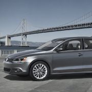 In Europa wird es eine andere Motorenstrategie geben. Kleinere Hubräume und Aufladungen sind bei allen Motoren maßgebend. Vier von sechs Motoren werden 2011 neu im Jetta-Programm aufgenommen: Der 1.2 TSI (105 PS), der 1.4 TSI (160 PS) sowie die zwei Commo In Europa wird es eine andere Motorenstrategie geben. Kleinere Hubräume und Aufladungen sind bei allen Motoren maßgebend. Vier von sechs Motoren werden 2011 neu im Jetta-Programm aufgenommen: Der 1.2 TSI (105 PS), der 1.4 TSI (160 PS) sowie die zwei Commo