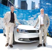 n den USA und Kanada wird der neue Jetta mit drei Benzin-Motoren und einem Turbodiesel (TDI Clean Diesel) angeboten. Die Einstiegsmotorisierung (115 PS) und der Common-Rail-TDI (140 PS). Überarbeitet wurden der bekannte 2,5-Liter- Benziner mit 170 PS und n den USA und Kanada wird der neue Jetta mit drei Benzin-Motoren und einem Turbodiesel (TDI Clean Diesel) angeboten. Die Einstiegsmotorisierung (115 PS) und der Common-Rail-TDI (140 PS). Überarbeitet wurden der bekannte 2,5-Liter- Benziner mit 170 PS und