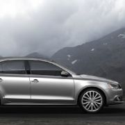 Bis auf den 1.2 TSI können optional alle Motoren mit einem Doppelkupplungsgetriebe kombiniert werden. Sparmeister sind der 1,2 TSI, der 5,3 Liter Super auf 100 Kilometern verbrauchen soll und der 1.6 TDI, der sich auf der gleichen Strecke angeblich mit 4, Bis auf den 1.2 TSI können optional alle Motoren mit einem Doppelkupplungsgetriebe kombiniert werden. Sparmeister sind der 1,2 TSI, der 5,3 Liter Super auf 100 Kilometern verbrauchen soll und der 1.6 TDI, der sich auf der gleichen Strecke angeblich mit 4,