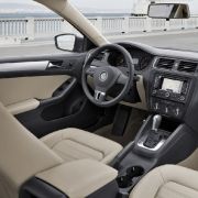So verbündet sich der Jetta der Generation 2011 eher mit der nächsten Passat-Familie, die Ende des Jahres ihre Premiere feiert. Kaum etwas erinnert noch an den Golf. Im Innenraum setzt der Jetta ebenso wie seine Brüder Klassenmaßstäbe. So verbündet sich der Jetta der Generation 2011 eher mit der nächsten Passat-Familie, die Ende des Jahres ihre Premiere feiert. Kaum etwas erinnert noch an den Golf. Im Innenraum setzt der Jetta ebenso wie seine Brüder Klassenmaßstäbe.