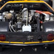 Aber nicht etwa ein V8 oder Zwölfzylinder ist da vor der Hinterachse platziert, sondern ein Dreiliter-Diesel mit fünf Zylindern, Vorkammereinspritzung, Garrett-Abgasturbolader und Ladeluftkühlung. Aber nicht etwa ein V8 oder Zwölfzylinder ist da vor der Hinterachse platziert, sondern ein Dreiliter-Diesel mit fünf Zylindern, Vorkammereinspritzung, Garrett-Abgasturbolader und Ladeluftkühlung.