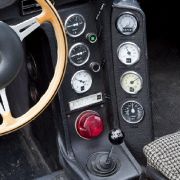 Erst die Zündung aktivieren, dann eine der beiden Treibstoffpumpen anwerfen, dann den Startknopf drücken und dabei leicht Gas geben. Ruckelnd und rülpsend erwacht der Mittelmotor hinter den Sitzen zum Leben. Erst die Zündung aktivieren, dann eine der beiden Treibstoffpumpen anwerfen, dann den Startknopf drücken und dabei leicht Gas geben. Ruckelnd und rülpsend erwacht der Mittelmotor hinter den Sitzen zum Leben.